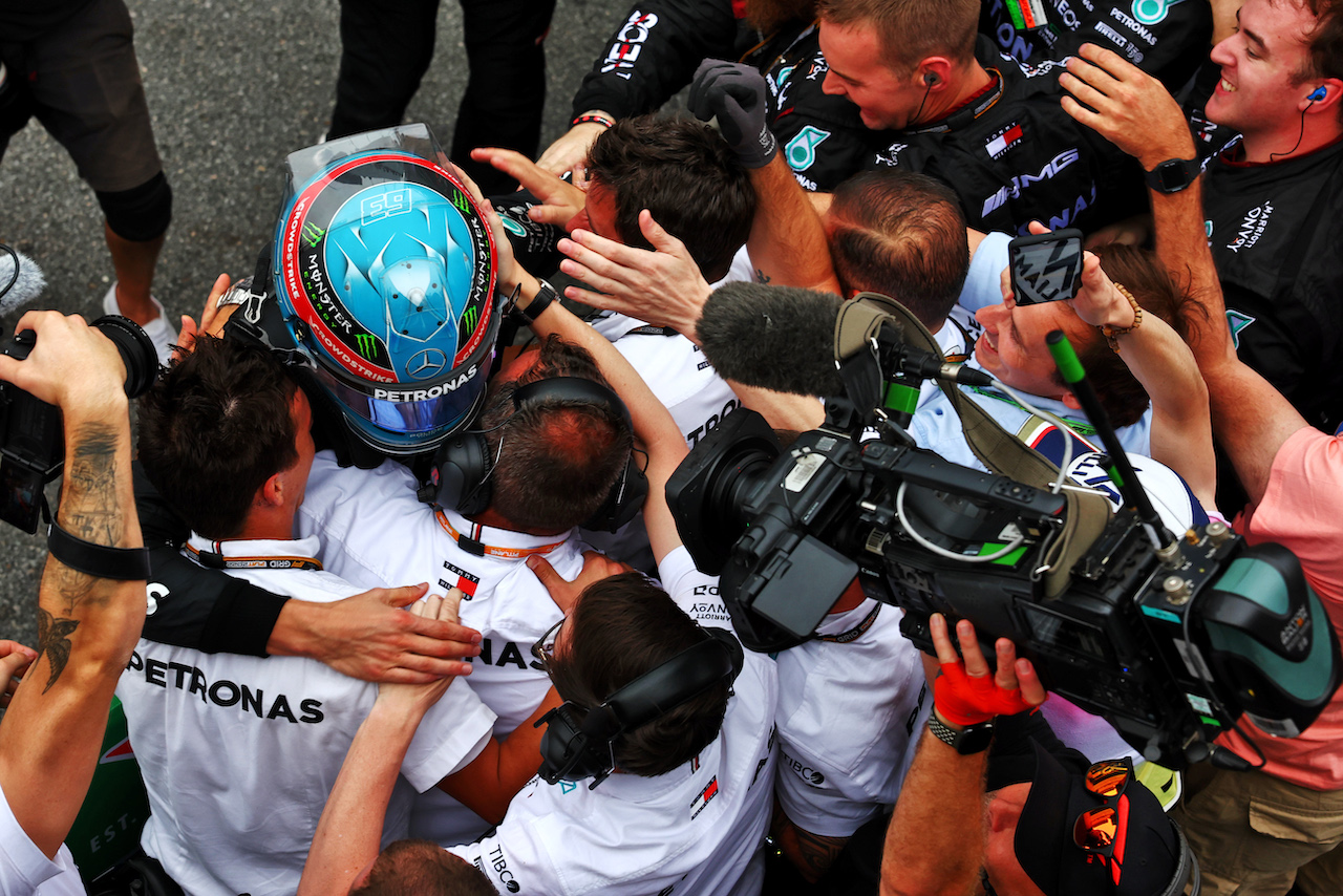 GP BRASILE, Gara winner George Russell (GBR) Mercedes AMG F1 with the team in parc ferme.
13.11.2022. Formula 1 World Championship, Rd 21, Brazilian Grand Prix, Sao Paulo, Brazil, Gara Day.
 - www.xpbimages.com, EMail: requests@xpbimages.com © Copyright: Coates / XPB Images