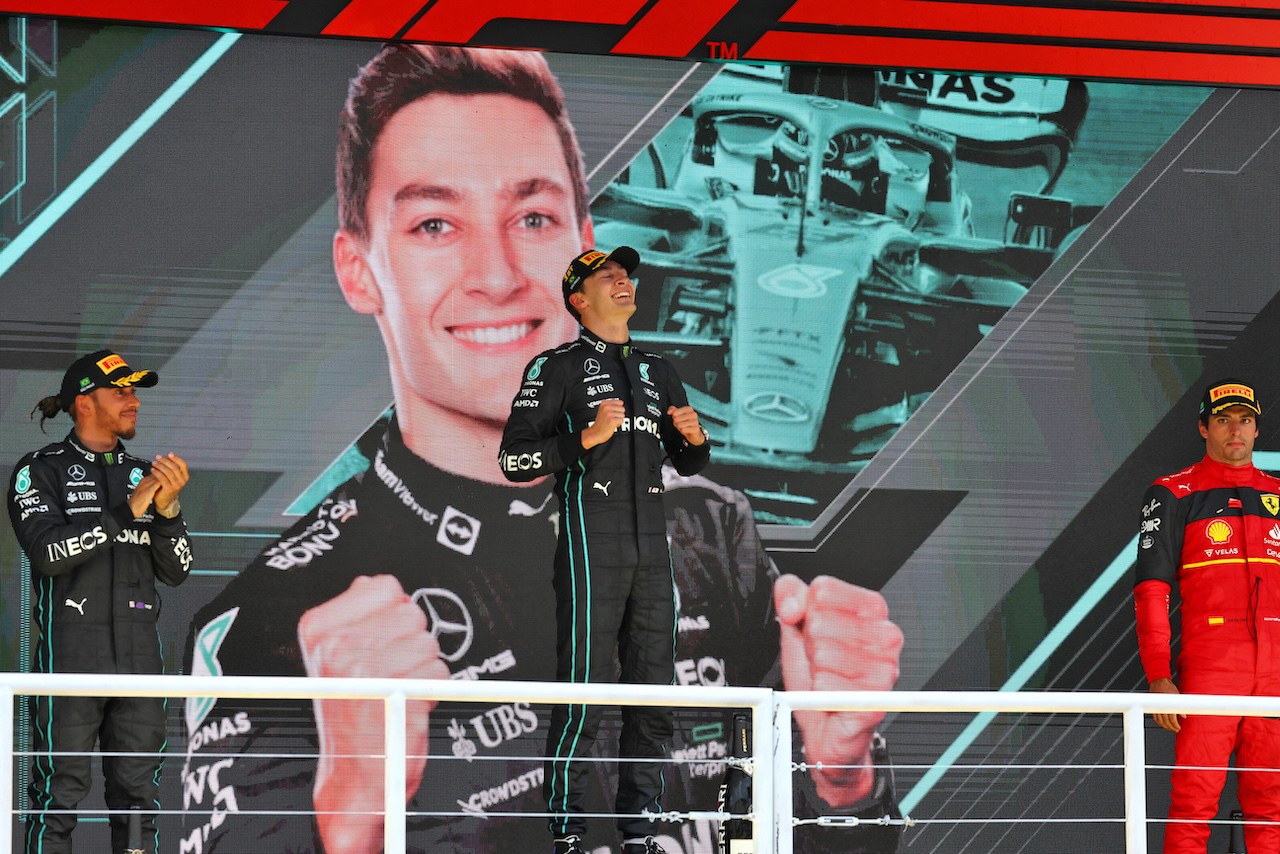 GP BRASILE, The podium (L to R): Lewis Hamilton (GBR) Mercedes AMG F1, second; George Russell (GBR) Mercedes AMG F1, vincitore; Carlos Sainz Jr (ESP) Ferrari, third.
13.11.2022. Formula 1 World Championship, Rd 21, Brazilian Grand Prix, Sao Paulo, Brazil, Gara Day.
 - www.xpbimages.com, EMail: requests@xpbimages.com © Copyright: Coates / XPB Images