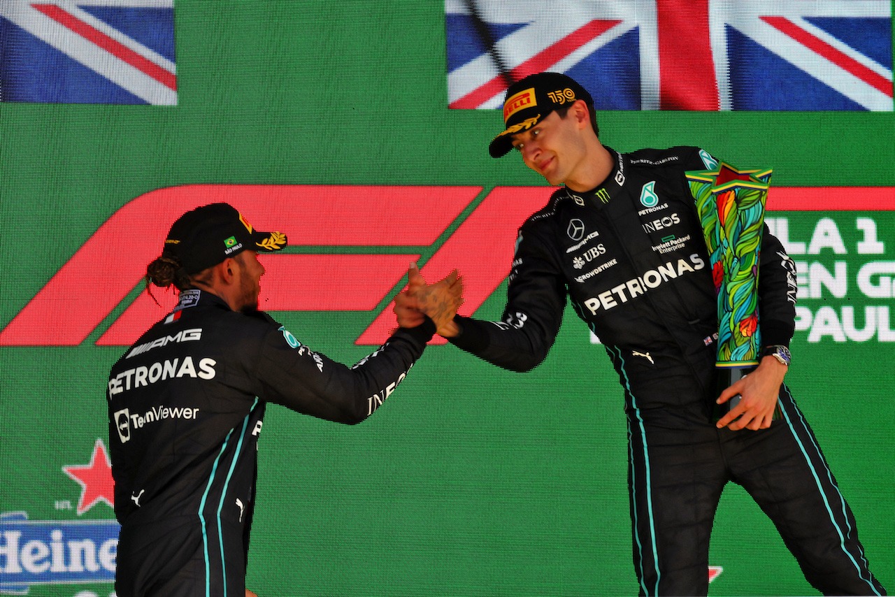 GP BRASILE, (L to R): second placed Lewis Hamilton (GBR) Mercedes AMG F1 e vincitore George Russell (GBR) Mercedes AMG F1 on the podium.
13.11.2022. Formula 1 World Championship, Rd 21, Brazilian Grand Prix, Sao Paulo, Brazil, Gara Day.
 - www.xpbimages.com, EMail: requests@xpbimages.com © Copyright: Coates / XPB Images