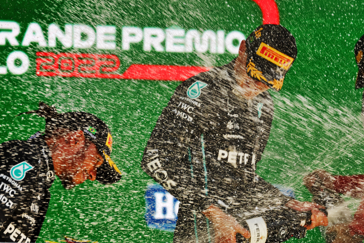 GP BRASILE, (L to R): second placed Lewis Hamilton (GBR) Mercedes AMG F1 e vincitore George Russell (GBR) Mercedes AMG F1 on the podium.
13.11.2022. Formula 1 World Championship, Rd 21, Brazilian Grand Prix, Sao Paulo, Brazil, Gara Day.
 - www.xpbimages.com, EMail: requests@xpbimages.com © Copyright: Coates / XPB Images