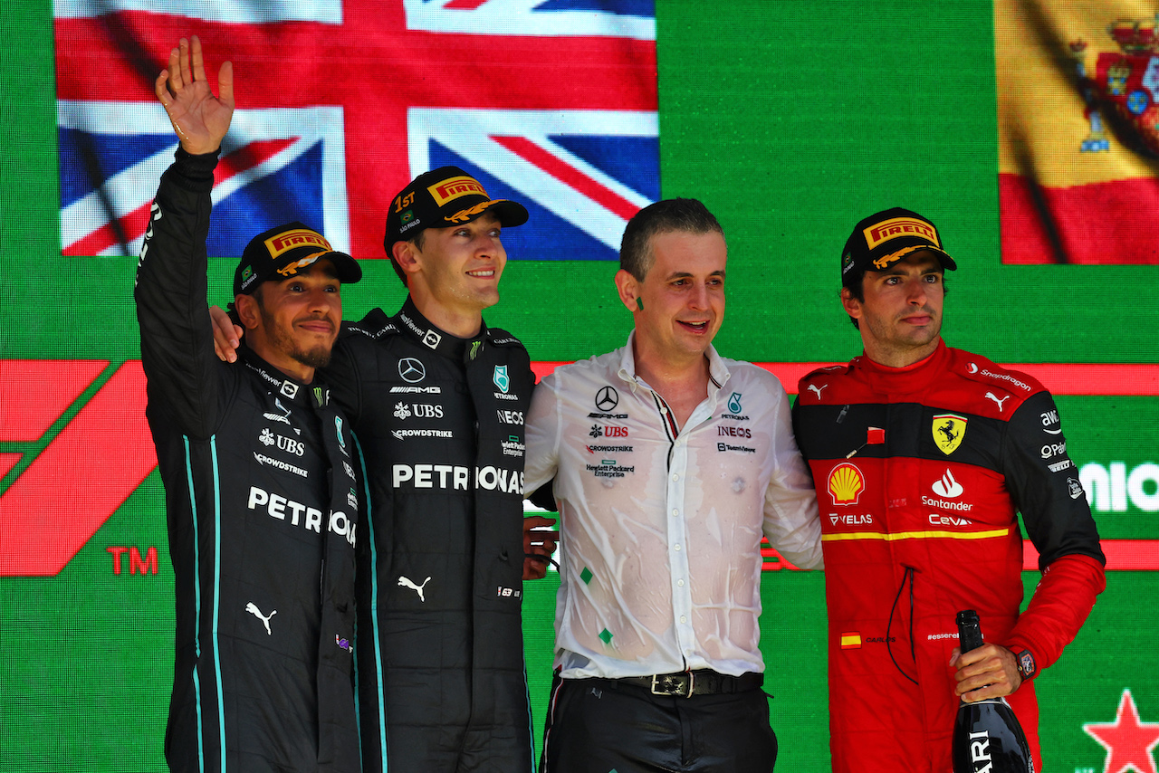 GP BRASILE, The podium (L to R): Lewis Hamilton (GBR) Mercedes AMG F1, second; George Russell (GBR) Mercedes AMG F1, vincitore; Riccardo Musconi (ITA) Mercedes AMG F1 Performance Engineer; Carlos Sainz Jr (ESP) Ferrari, third.
13.11.2022. Formula 1 World Championship, Rd 21, Brazilian Grand Prix, Sao Paulo, Brazil, Gara Day.
 - www.xpbimages.com, EMail: requests@xpbimages.com © Copyright: Coates / XPB Images
