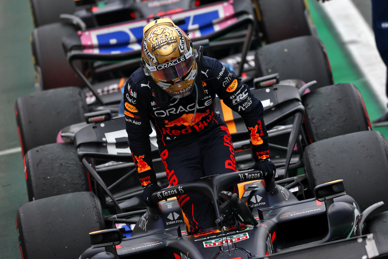 GP BRASILE, Max Verstappen (NLD) Red Bull Racing RB18 in parc ferme.
13.11.2022. Formula 1 World Championship, Rd 21, Brazilian Grand Prix, Sao Paulo, Brazil, Gara Day.
 - www.xpbimages.com, EMail: requests@xpbimages.com © Copyright: Coates / XPB Images