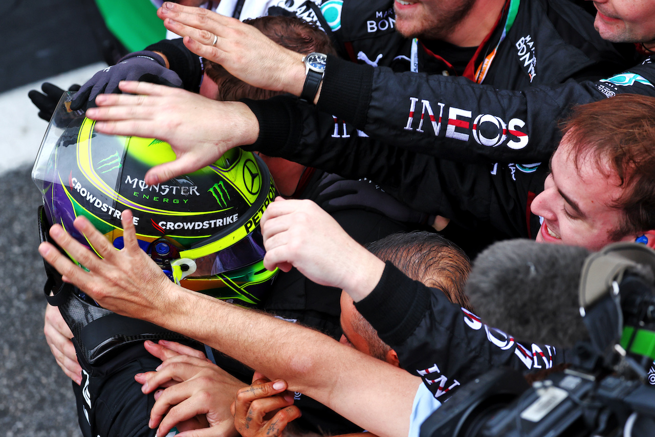 GP BRASILE, Lewis Hamilton (GBR) Mercedes AMG F1 celebrates his second position with the team in parc ferme.
13.11.2022. Formula 1 World Championship, Rd 21, Brazilian Grand Prix, Sao Paulo, Brazil, Gara Day.
 - www.xpbimages.com, EMail: requests@xpbimages.com © Copyright: Coates / XPB Images
