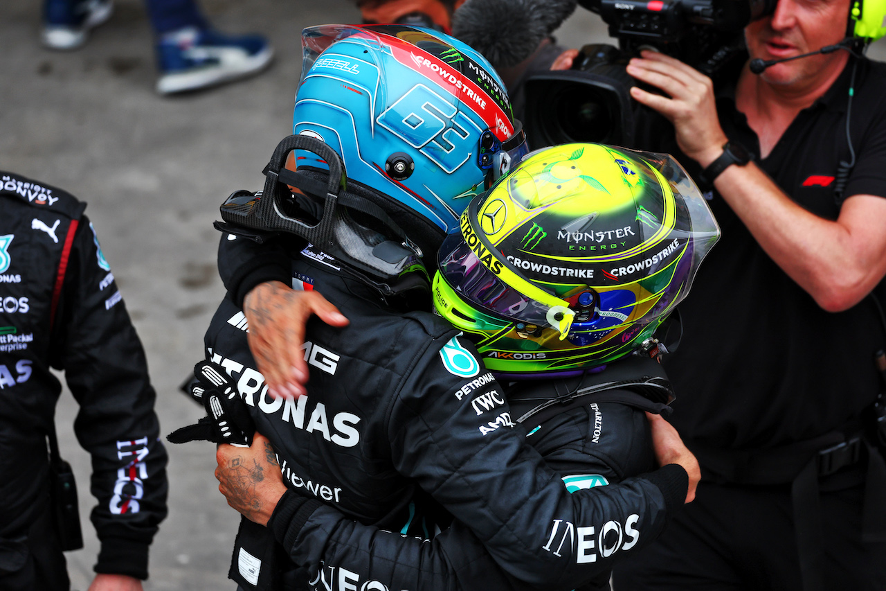 GP BRASILE, Gara winner George Russell (GBR) Mercedes AMG F1 with second placed team mate Lewis Hamilton (GBR) Mercedes AMG F1 in parc ferme.
13.11.2022. Formula 1 World Championship, Rd 21, Brazilian Grand Prix, Sao Paulo, Brazil, Gara Day.
 - www.xpbimages.com, EMail: requests@xpbimages.com © Copyright: Coates / XPB Images