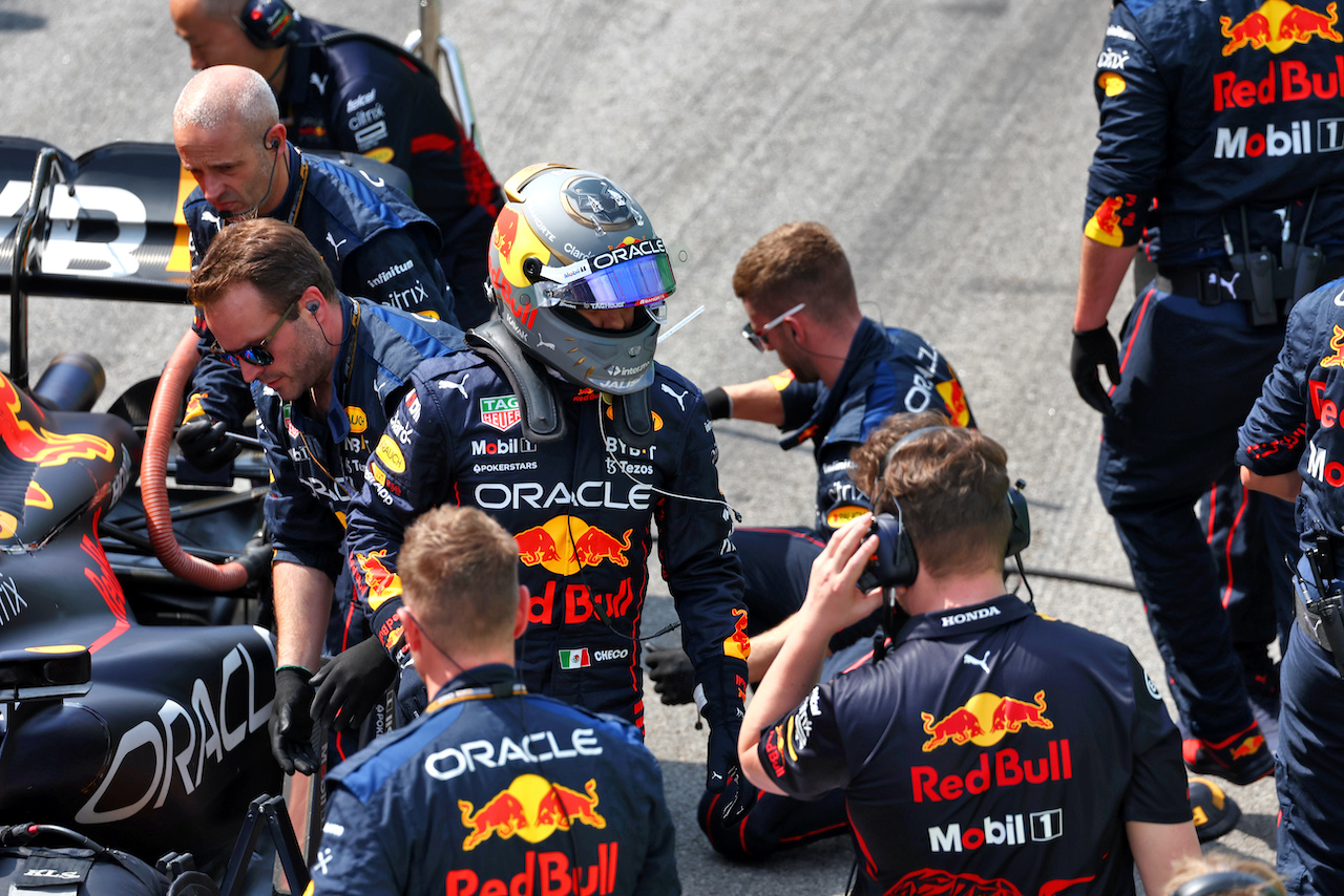 GP BRASILE, Sergio Perez (MEX) Red Bull Racing on the grid.
13.11.2022. Formula 1 World Championship, Rd 21, Brazilian Grand Prix, Sao Paulo, Brazil, Gara Day.
 - www.xpbimages.com, EMail: requests@xpbimages.com © Copyright: Coates / XPB Images