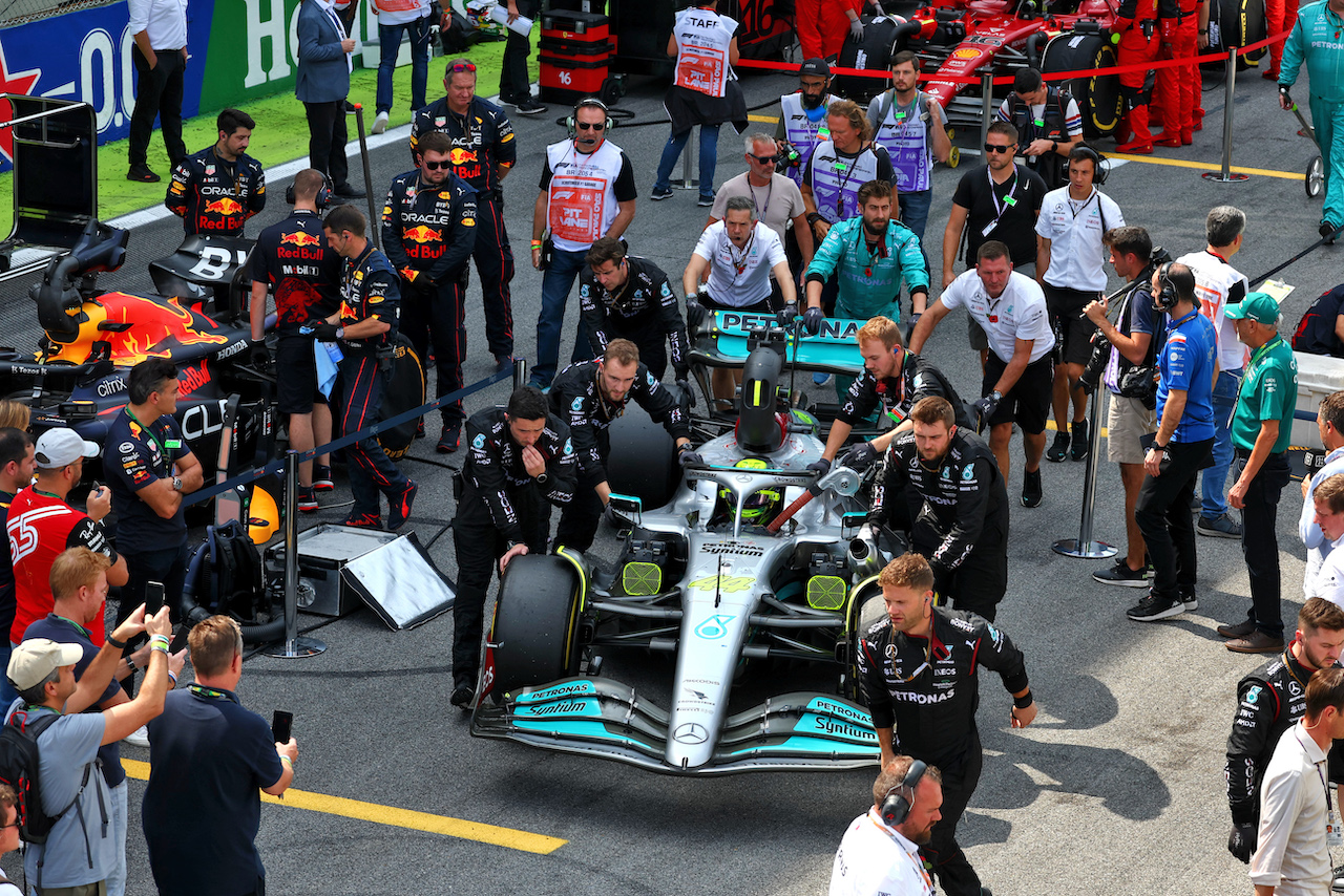 GP BRASILE, Lewis Hamilton (GBR) Mercedes AMG F1 W13 on the grid.
13.11.2022. Formula 1 World Championship, Rd 21, Brazilian Grand Prix, Sao Paulo, Brazil, Gara Day.
 - www.xpbimages.com, EMail: requests@xpbimages.com © Copyright: Coates / XPB Images