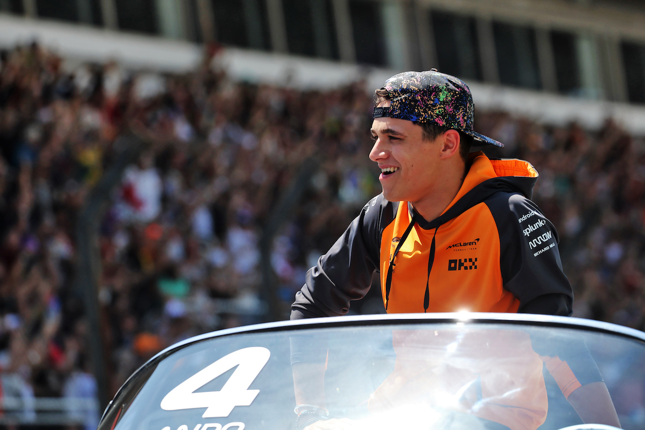 GP BRASILE, Lando Norris (GBR) McLaren on the drivers parade.
13.11.2022. Formula 1 World Championship, Rd 21, Brazilian Grand Prix, Sao Paulo, Brazil, Gara Day.
- www.xpbimages.com, EMail: requests@xpbimages.com © Copyright: Bearne / XPB Images
