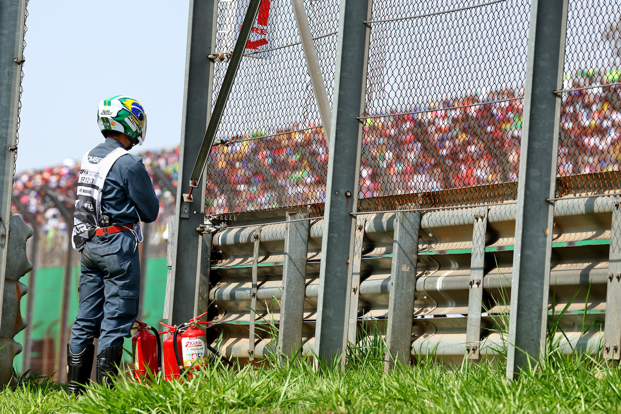 GP BRASILE, Circuit Atmosfera - a marshal trackside.
13.11.2022. Formula 1 World Championship, Rd 21, Brazilian Grand Prix, Sao Paulo, Brazil, Gara Day.
 - www.xpbimages.com, EMail: requests@xpbimages.com © Copyright: Coates / XPB Images