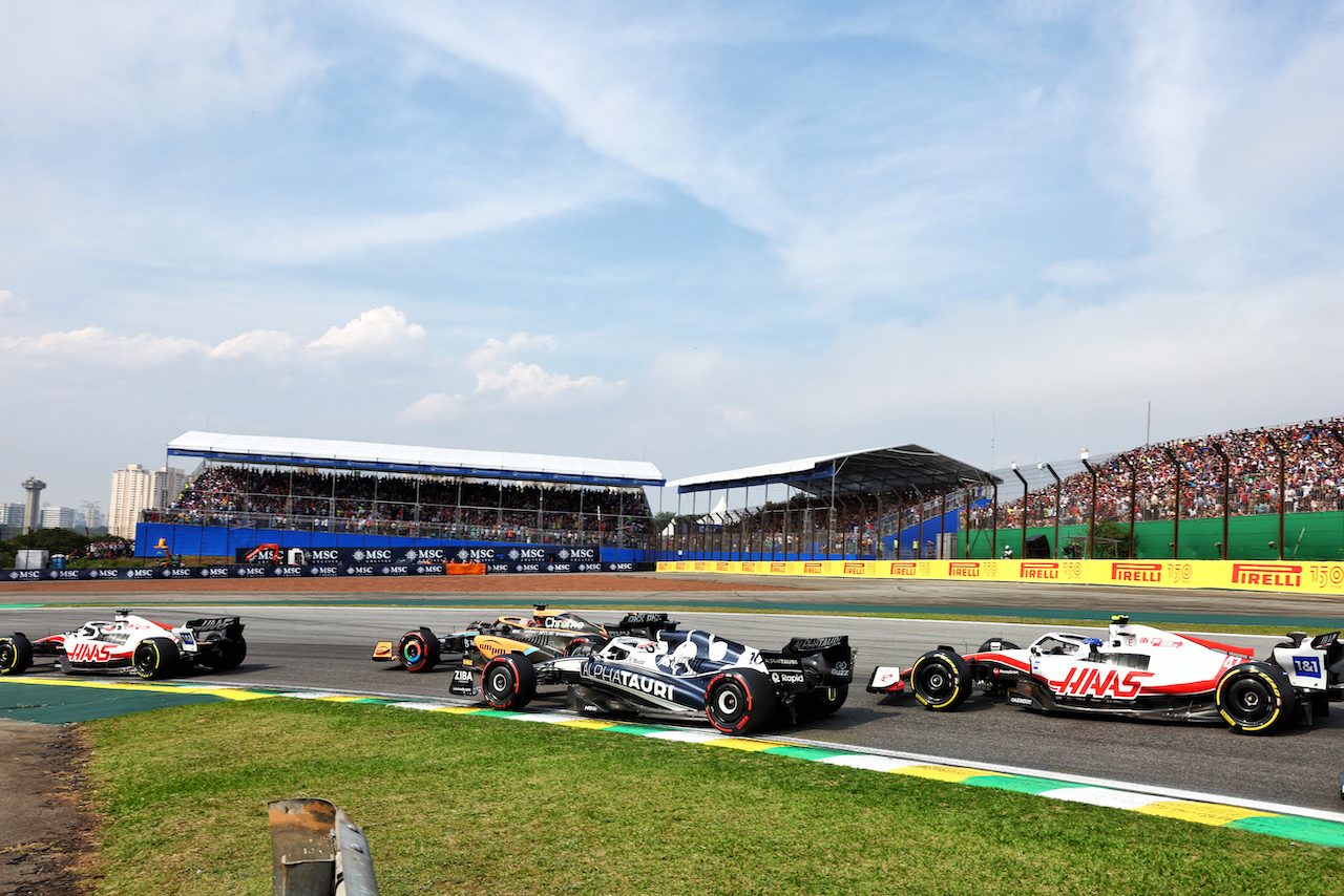 GP BRASILE, Kevin Magnussen (DEN) Haas VF-22 davanti a Daniel Ricciardo (AUS) McLaren MCL36, Pierre Gasly (FRA) AlphaTauri AT03 e Mick Schumacher (GER) Haas VF-22 at the partenza of the race.
13.11.2022. Formula 1 World Championship, Rd 21, Brazilian Grand Prix, Sao Paulo, Brazil, Gara Day.
 - www.xpbimages.com, EMail: requests@xpbimages.com © Copyright: Coates / XPB Images