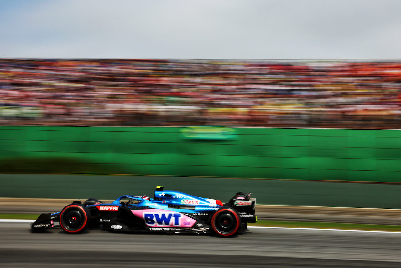 GP BRASILE, Esteban Ocon (FRA) Alpine F1 Team A522.
13.11.2022. Formula 1 World Championship, Rd 21, Brazilian Grand Prix, Sao Paulo, Brazil, Gara Day.
 - www.xpbimages.com, EMail: requests@xpbimages.com © Copyright: Coates / XPB Images