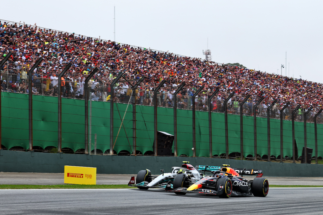 GP BRASILE, Lewis Hamilton (GBR) Mercedes AMG F1 W13 e Sergio Perez (MEX) Red Bull Racing RB18 battle for position.
13.11.2022. Formula 1 World Championship, Rd 21, Brazilian Grand Prix, Sao Paulo, Brazil, Gara Day.
 - www.xpbimages.com, EMail: requests@xpbimages.com © Copyright: Coates / XPB Images