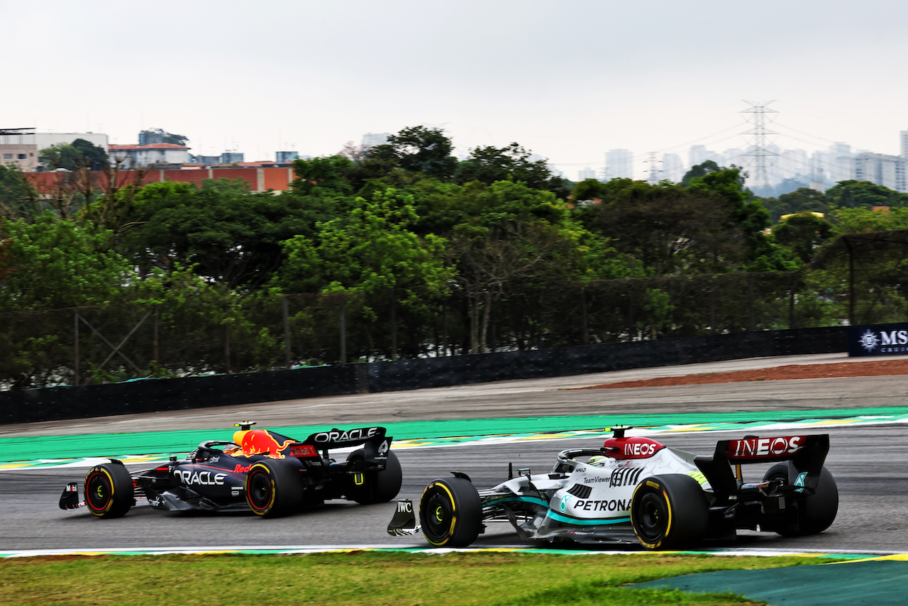 GP BRASILE, Sergio Perez (MEX) Red Bull Racing RB18 e Lewis Hamilton (GBR) Mercedes AMG F1 W13 battle for position.
13.11.2022. Formula 1 World Championship, Rd 21, Brazilian Grand Prix, Sao Paulo, Brazil, Gara Day.
 - www.xpbimages.com, EMail: requests@xpbimages.com © Copyright: Coates / XPB Images