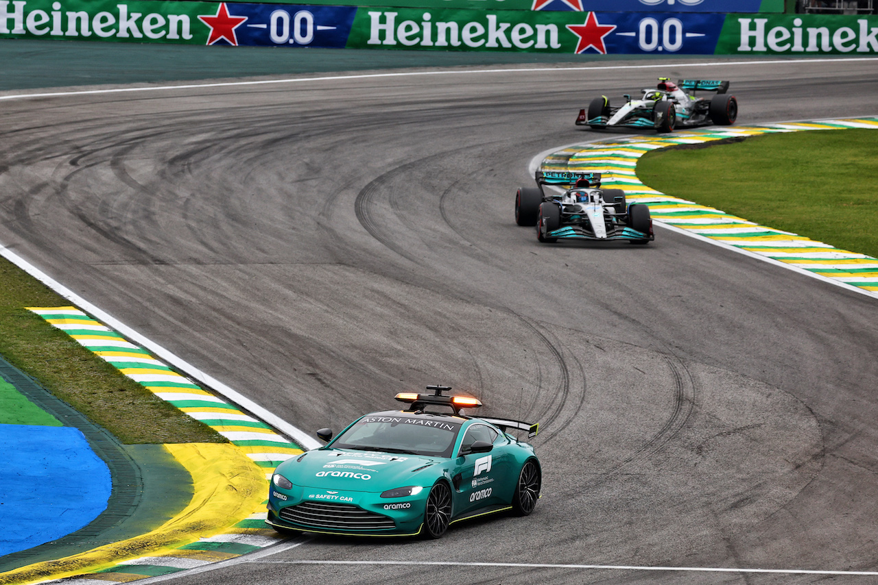 GP BRASILE, George Russell (GBR) Mercedes AMG F1 W13 davanti a behind the Aston Martin FIA Safety Car.
13.11.2022. Formula 1 World Championship, Rd 21, Brazilian Grand Prix, Sao Paulo, Brazil, Gara Day.
 - www.xpbimages.com, EMail: requests@xpbimages.com © Copyright: Coates / XPB Images