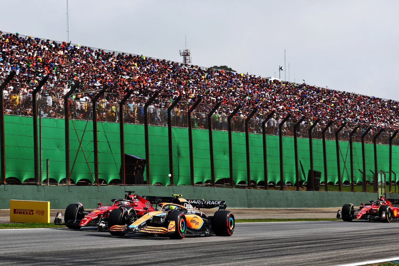 GP BRASILE, Charles Leclerc (MON) Ferrari F1-75 e Lando Norris (GBR) McLaren MCL36 battle for position.
13.11.2022. Formula 1 World Championship, Rd 21, Brazilian Grand Prix, Sao Paulo, Brazil, Gara Day.
 - www.xpbimages.com, EMail: requests@xpbimages.com © Copyright: Coates / XPB Images