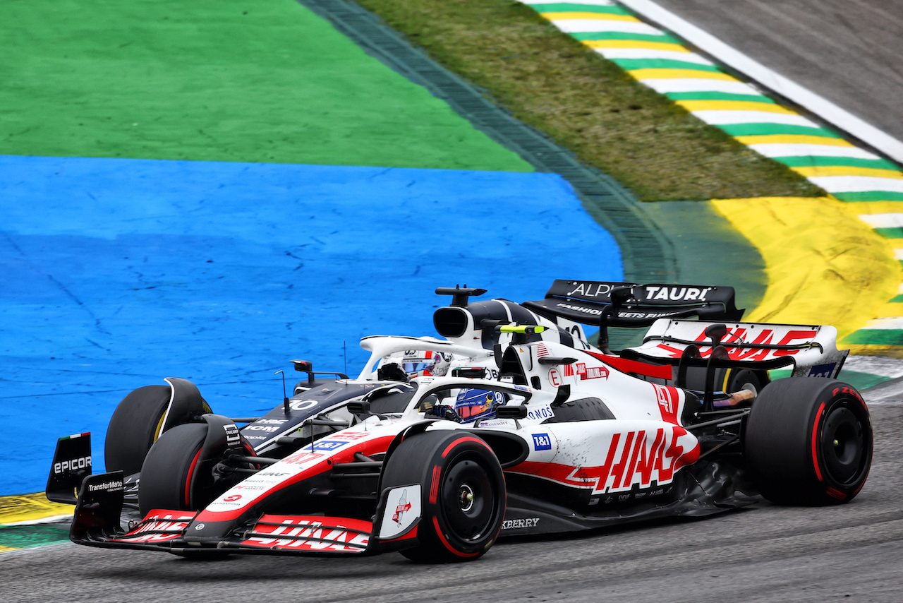 GP BRASILE, Pierre Gasly (FRA) AlphaTauri AT03 e Mick Schumacher (GER) Haas VF-22 battle for position.
13.11.2022. Formula 1 World Championship, Rd 21, Brazilian Grand Prix, Sao Paulo, Brazil, Gara Day.
 - www.xpbimages.com, EMail: requests@xpbimages.com © Copyright: Coates / XPB Images
