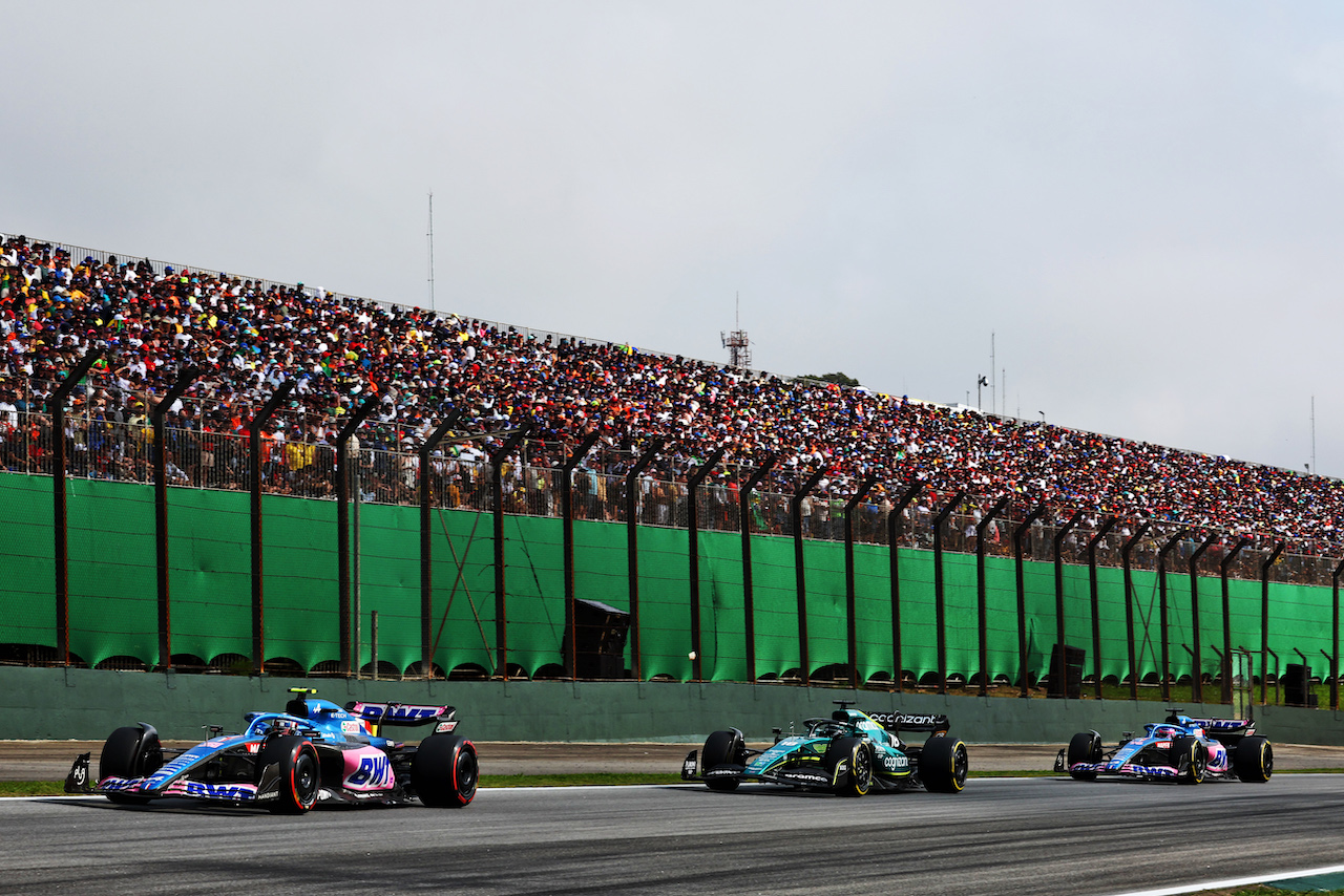 GP BRASILE, Esteban Ocon (FRA) Alpine F1 Team A522.
13.11.2022. Formula 1 World Championship, Rd 21, Brazilian Grand Prix, Sao Paulo, Brazil, Gara Day.
 - www.xpbimages.com, EMail: requests@xpbimages.com © Copyright: Coates / XPB Images
