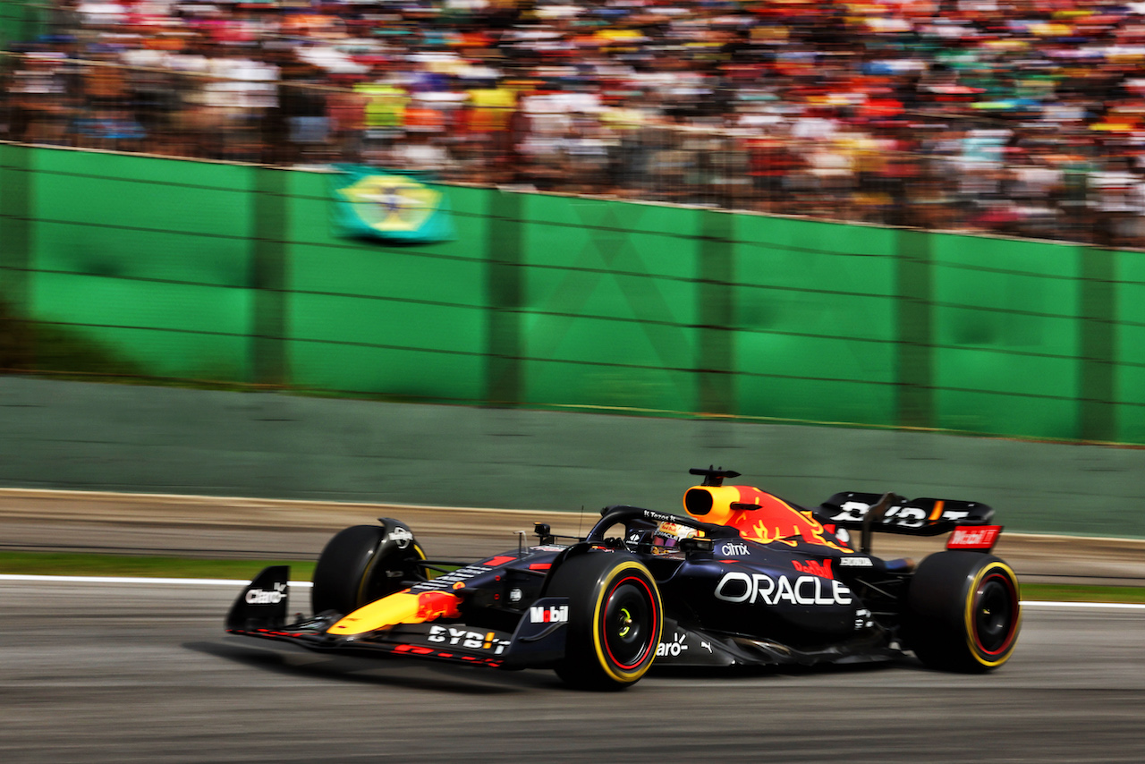 GP BRASILE, Max Verstappen (NLD) Red Bull Racing RB18.
13.11.2022. Formula 1 World Championship, Rd 21, Brazilian Grand Prix, Sao Paulo, Brazil, Gara Day.
 - www.xpbimages.com, EMail: requests@xpbimages.com © Copyright: Coates / XPB Images