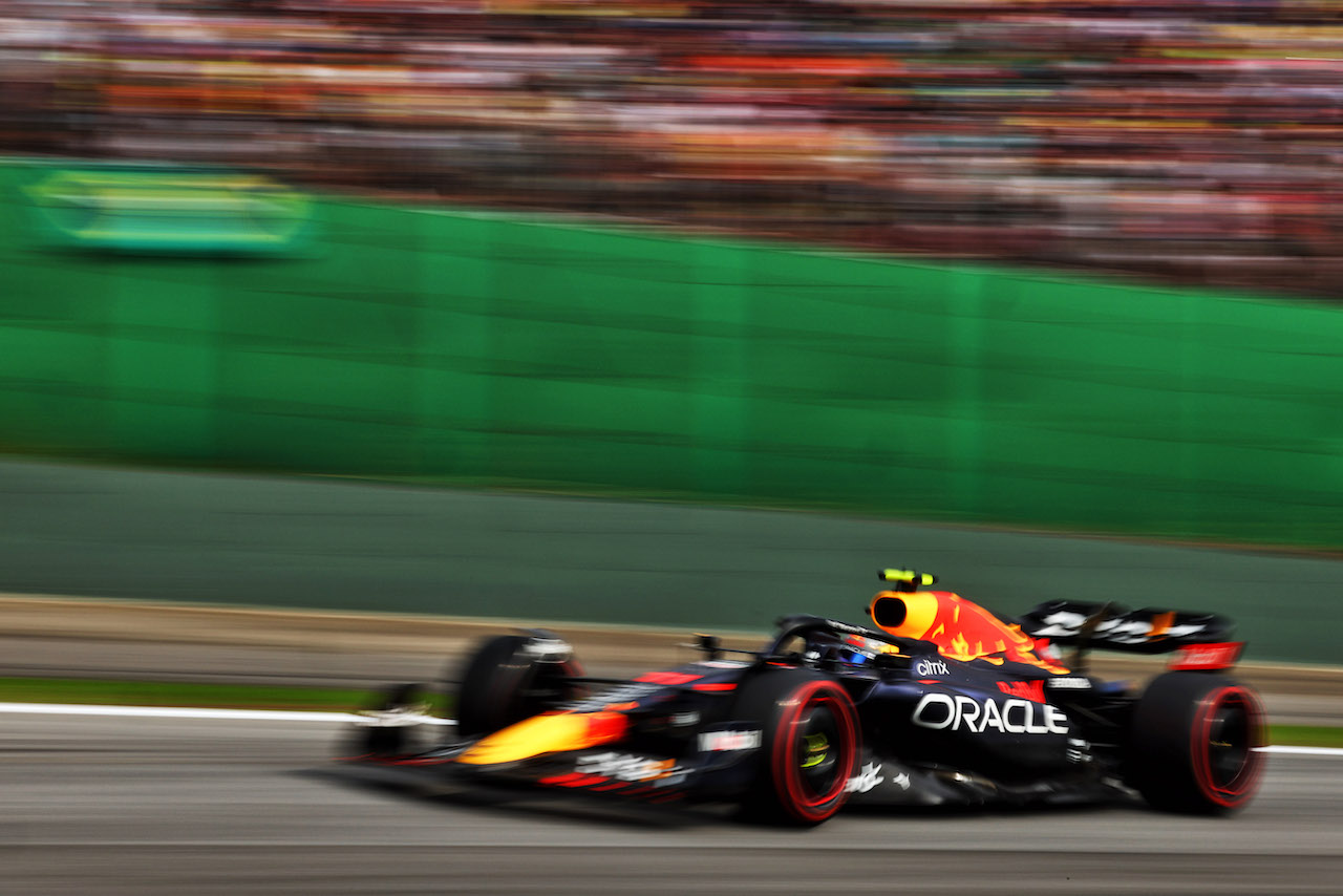 GP BRASILE, Sergio Perez (MEX) Red Bull Racing RB18.
13.11.2022. Formula 1 World Championship, Rd 21, Brazilian Grand Prix, Sao Paulo, Brazil, Gara Day.
 - www.xpbimages.com, EMail: requests@xpbimages.com © Copyright: Coates / XPB Images