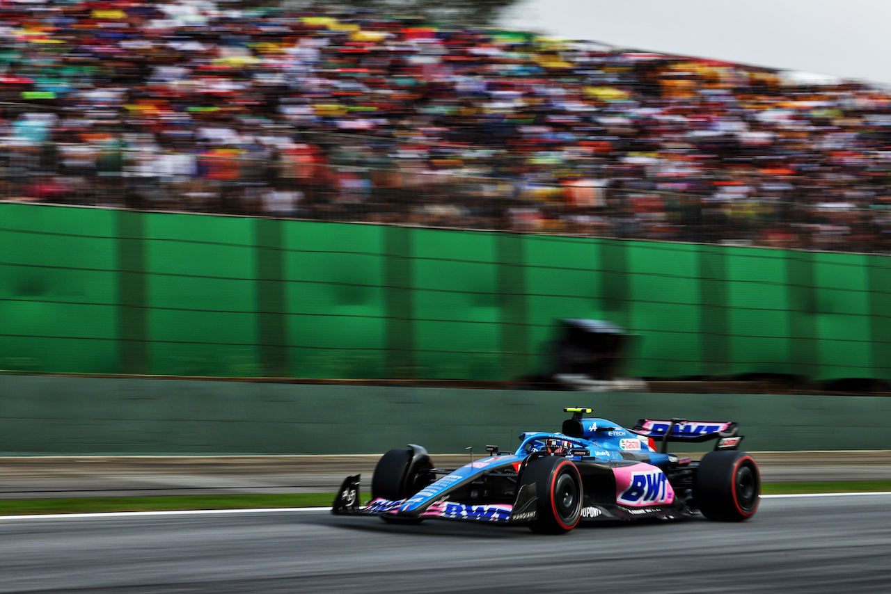 GP BRASILE, Esteban Ocon (FRA) Alpine F1 Team A522.
13.11.2022. Formula 1 World Championship, Rd 21, Brazilian Grand Prix, Sao Paulo, Brazil, Gara Day.
 - www.xpbimages.com, EMail: requests@xpbimages.com © Copyright: Coates / XPB Images