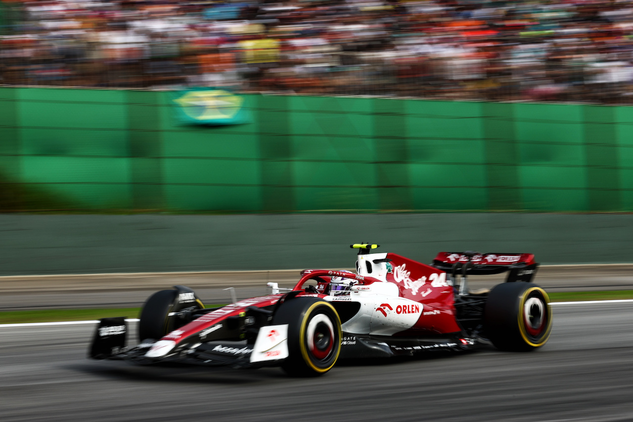 GP BRASILE, Guanyu Zhou (CHN) Alfa Romeo F1 Team C42.
13.11.2022. Formula 1 World Championship, Rd 21, Brazilian Grand Prix, Sao Paulo, Brazil, Gara Day.
 - www.xpbimages.com, EMail: requests@xpbimages.com © Copyright: Coates / XPB Images