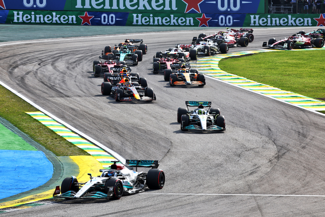 GP BRASILE, George Russell (GBR) Mercedes AMG F1 W13 davanti a at the partenza of the race.
13.11.2022. Formula 1 World Championship, Rd 21, Brazilian Grand Prix, Sao Paulo, Brazil, Gara Day.
- www.xpbimages.com, EMail: requests@xpbimages.com © Copyright: Batchelor / XPB Images