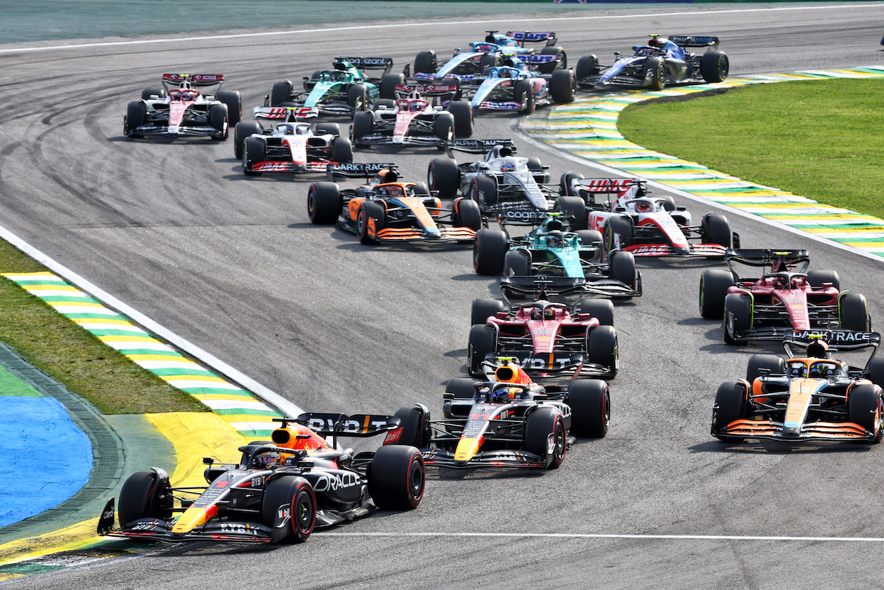 GP BRASILE, Max Verstappen (NLD) Red Bull Racing RB18 at the partenza of the race.
13.11.2022. Formula 1 World Championship, Rd 21, Brazilian Grand Prix, Sao Paulo, Brazil, Gara Day.
- www.xpbimages.com, EMail: requests@xpbimages.com © Copyright: Batchelor / XPB Images