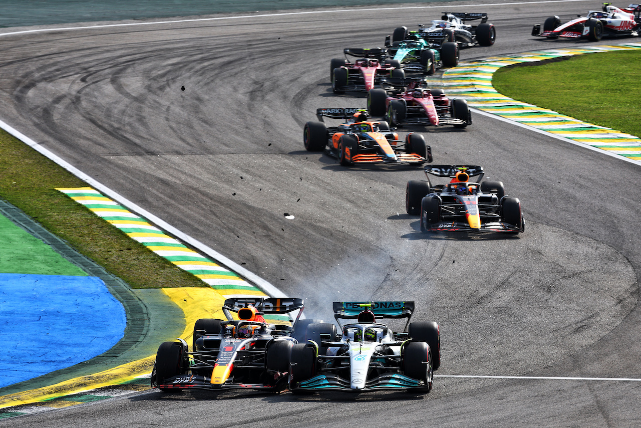 GP BRASILE, Max Verstappen (NLD) Red Bull Racing RB18 e Lewis Hamilton (GBR) Mercedes AMG F1 W13 make contact in the race.
13.11.2022. Formula 1 World Championship, Rd 21, Brazilian Grand Prix, Sao Paulo, Brazil, Gara Day.
- www.xpbimages.com, EMail: requests@xpbimages.com © Copyright: Batchelor / XPB Images