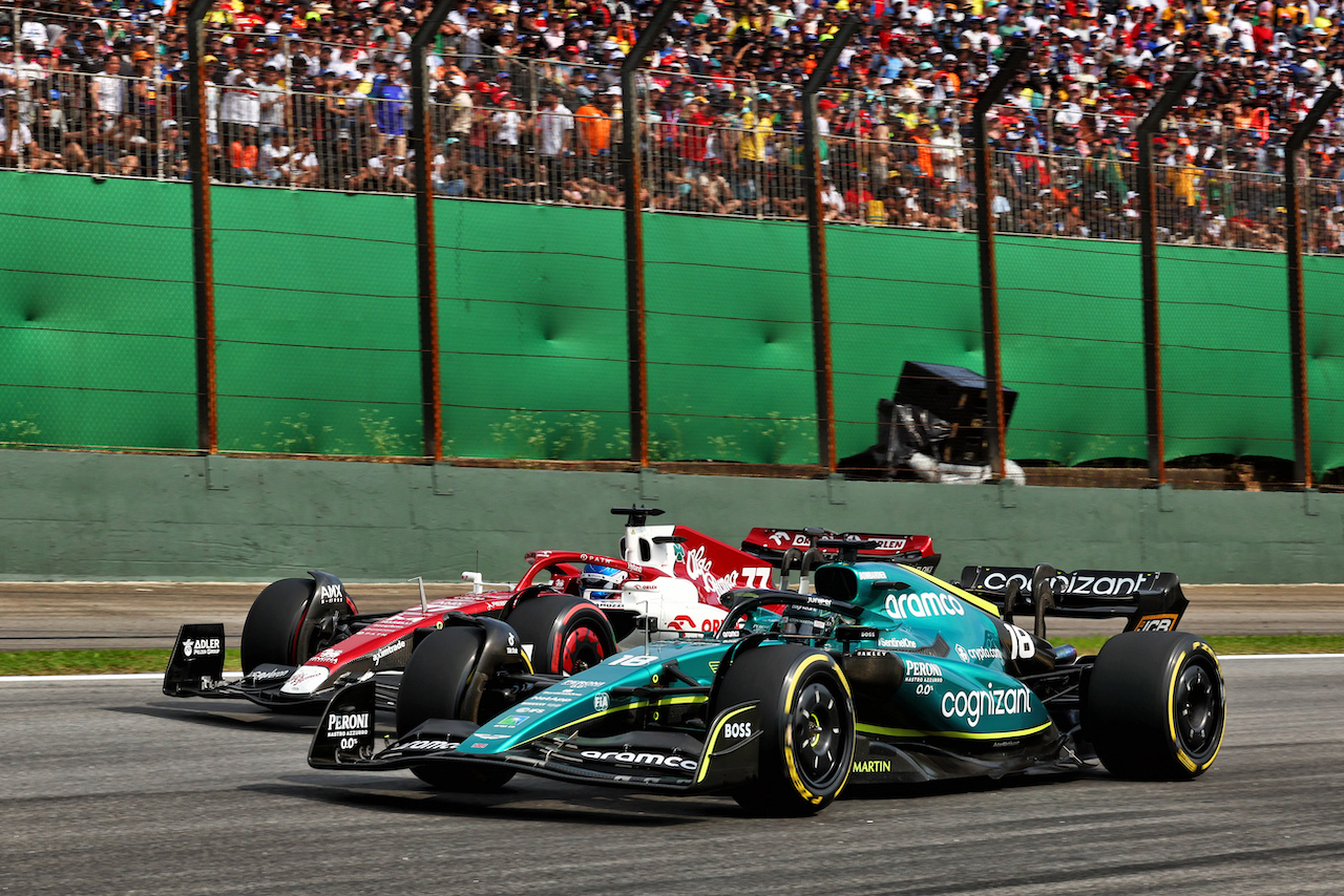 GP BRASILE, Lance Stroll (CDN) Aston Martin F1 Team AMR22 e Valtteri Bottas (FIN) Alfa Romeo F1 Team C42 battle for position.
13.11.2022. Formula 1 World Championship, Rd 21, Brazilian Grand Prix, Sao Paulo, Brazil, Gara Day.
 - www.xpbimages.com, EMail: requests@xpbimages.com © Copyright: Coates / XPB Images