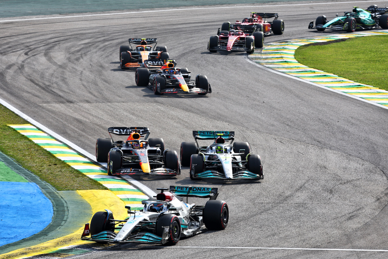 GP BRASILE, George Russell (GBR) Mercedes AMG F1 W13 davanti a as Max Verstappen (NLD) Red Bull Racing RB18 e Lewis Hamilton (GBR) Mercedes AMG F1 W13 make contact as they battle for position.
13.11.2022. Formula 1 World Championship, Rd 21, Brazilian Grand Prix, Sao Paulo, Brazil, Gara Day.
- www.xpbimages.com, EMail: requests@xpbimages.com © Copyright: Batchelor / XPB Images