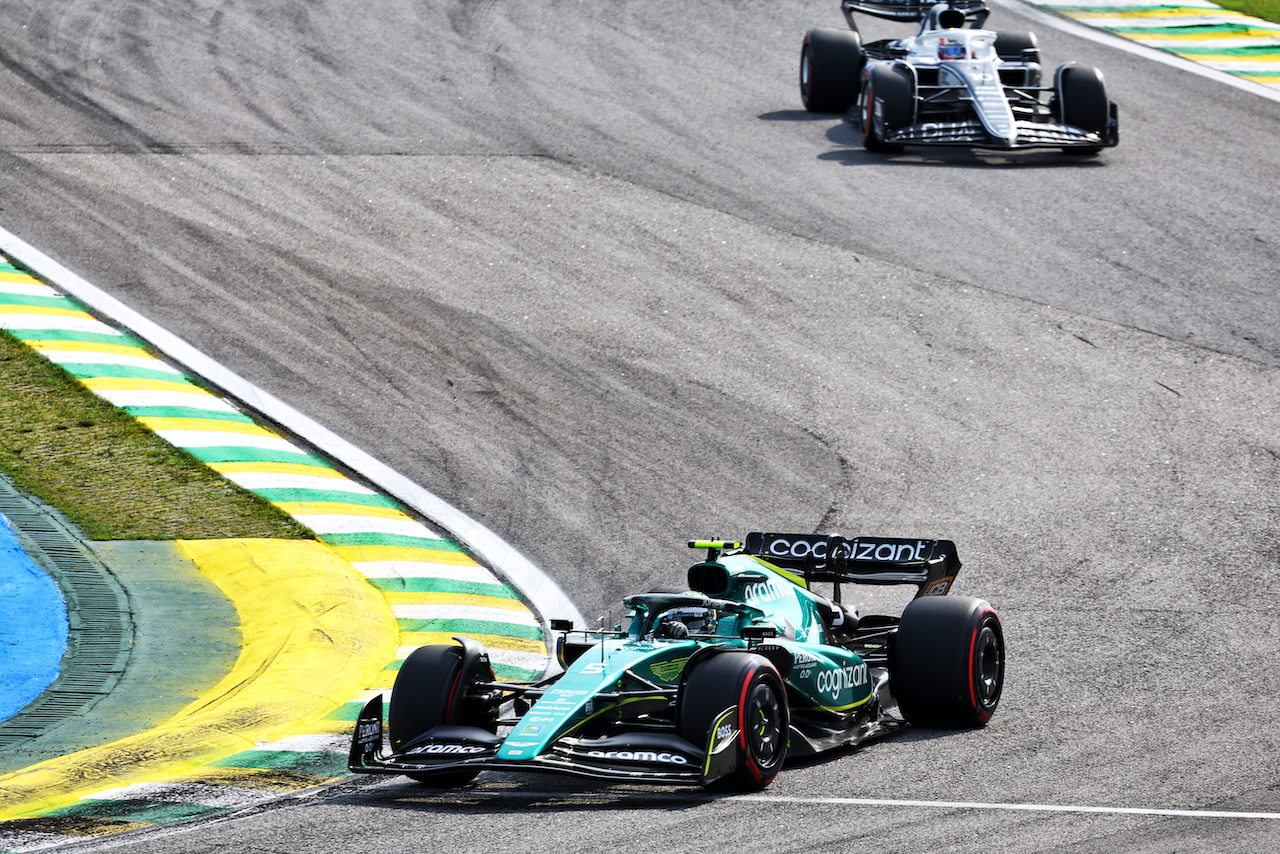 GP BRASILE, Sebastian Vettel (GER) Aston Martin F1 Team AMR22.
13.11.2022. Formula 1 World Championship, Rd 21, Brazilian Grand Prix, Sao Paulo, Brazil, Gara Day.
- www.xpbimages.com, EMail: requests@xpbimages.com © Copyright: Batchelor / XPB Images