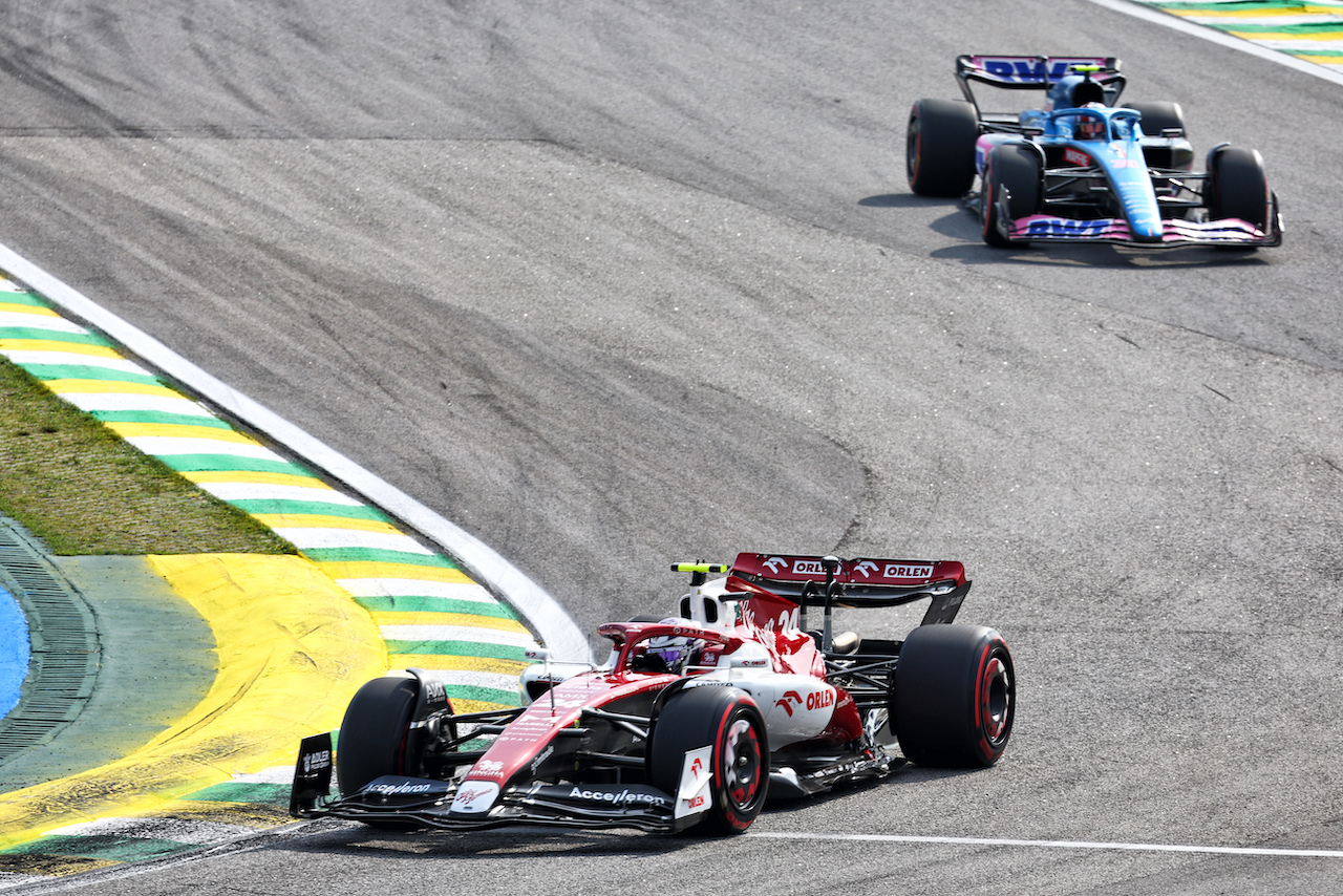 GP BRASILE, Guanyu Zhou (CHN) Alfa Romeo F1 Team C42.
13.11.2022. Formula 1 World Championship, Rd 21, Brazilian Grand Prix, Sao Paulo, Brazil, Gara Day.
- www.xpbimages.com, EMail: requests@xpbimages.com © Copyright: Batchelor / XPB Images