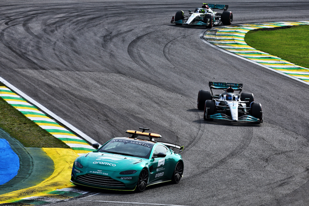 GP BRASILE, George Russell (GBR) Mercedes AMG F1 W13 davanti a behind the Aston Martin FIA Safety Car.
13.11.2022. Formula 1 World Championship, Rd 21, Brazilian Grand Prix, Sao Paulo, Brazil, Gara Day.
- www.xpbimages.com, EMail: requests@xpbimages.com © Copyright: Batchelor / XPB Images