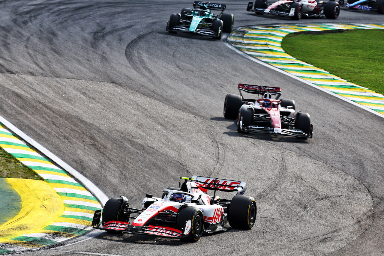 GP BRASILE, Mick Schumacher (GER) Haas VF-22.
13.11.2022. Formula 1 World Championship, Rd 21, Brazilian Grand Prix, Sao Paulo, Brazil, Gara Day.
- www.xpbimages.com, EMail: requests@xpbimages.com © Copyright: Batchelor / XPB Images