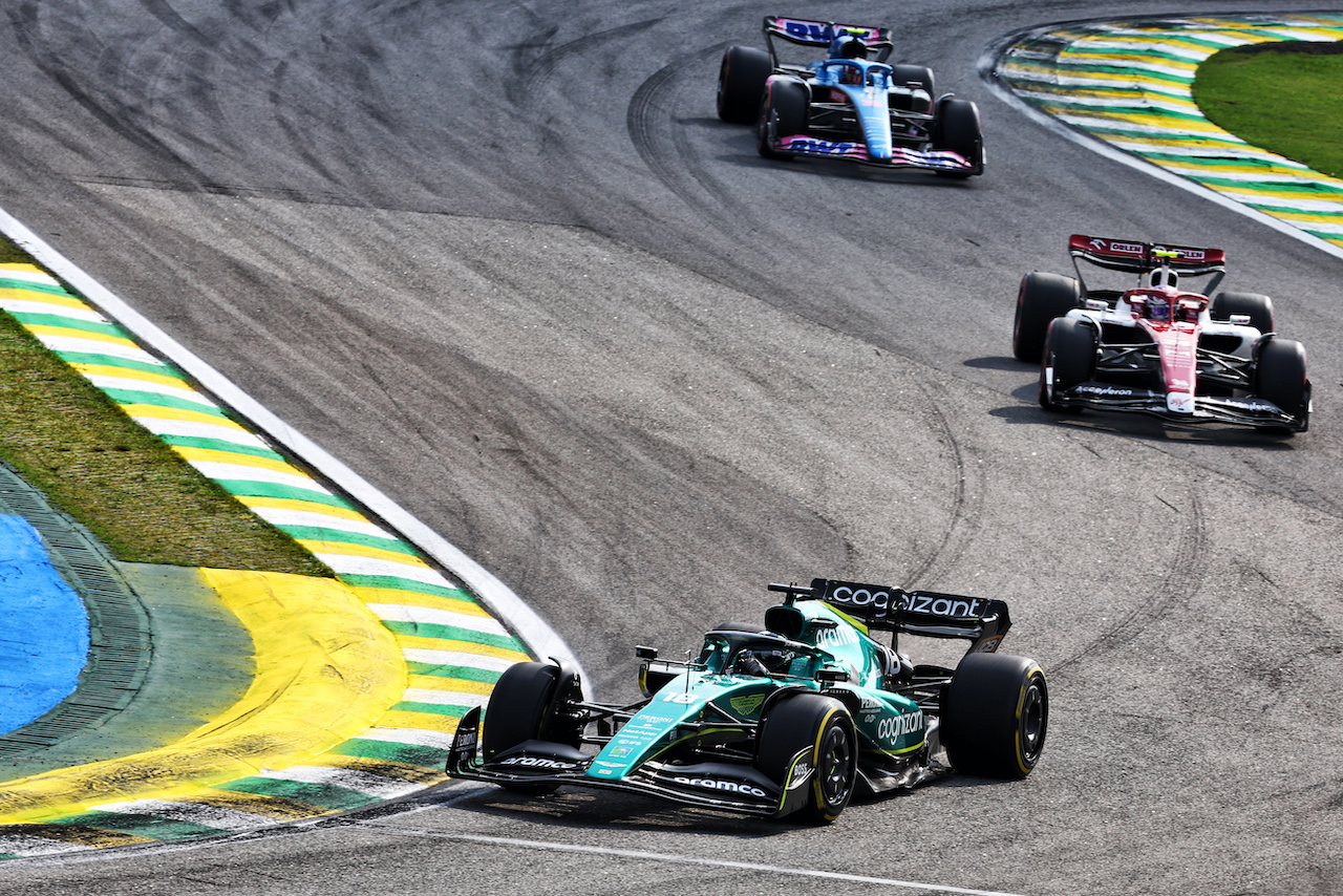 GP BRASILE, Lance Stroll (CDN) Aston Martin F1 Team AMR22.
13.11.2022. Formula 1 World Championship, Rd 21, Brazilian Grand Prix, Sao Paulo, Brazil, Gara Day.
- www.xpbimages.com, EMail: requests@xpbimages.com © Copyright: Batchelor / XPB Images
