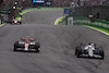 GP BRASILE, Pierre Gasly (FRA), AlphaTauri F1 e Guanyu Zhou (CHI), Alfa Romeo Racing 
13.11.2022. Formula 1 World Championship, Rd 21, Brazilian Grand Prix, Sao Paulo, Brazil, Gara Day.
- www.xpbimages.com, EMail: requests@xpbimages.com ¬© Copyright: Charniaux / XPB Images