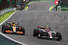 GP BRASILE, Lando Norris (GBR), McLaren F1 Team e Guanyu Zhou (CHI), Alfa Romeo Racing 
13.11.2022. Formula 1 World Championship, Rd 21, Brazilian Grand Prix, Sao Paulo, Brazil, Gara Day.
- www.xpbimages.com, EMail: requests@xpbimages.com ¬© Copyright: Charniaux / XPB Images