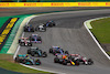 GP BRASILE, Lewis Hamilton (GBR) Mercedes AMG F1 W13 e Max Verstappen (NLD) Red Bull Racing RB18.
13.11.2022. Formula 1 World Championship, Rd 21, Brazilian Grand Prix, Sao Paulo, Brazil, Gara Day.
- www.xpbimages.com, EMail: requests@xpbimages.com © Copyright: XPB Images