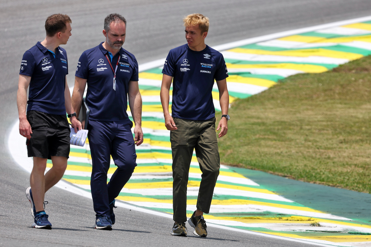 GP BRASILE, Alexander Albon (THA) Williams Racing walks the circuit with the team.
10.11.2022. Formula 1 World Championship, Rd 21, Brazilian Grand Prix, Sao Paulo, Brazil, Preparation Day.
- www.xpbimages.com, EMail: requests@xpbimages.com © Copyright: Bearne / XPB Images