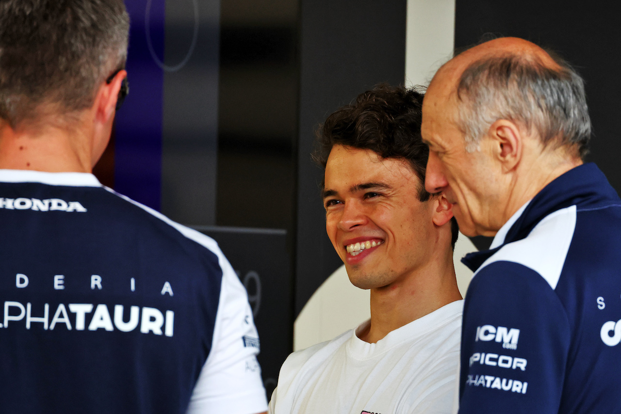 GP BRASILE, Nyck de Vries (NLD) with Franz Tost (AUT) AlphaTauri Team Principal.
10.11.2022. Formula 1 World Championship, Rd 21, Brazilian Grand Prix, Sao Paulo, Brazil, Preparation Day.
 - www.xpbimages.com, EMail: requests@xpbimages.com © Copyright: Coates / XPB Images