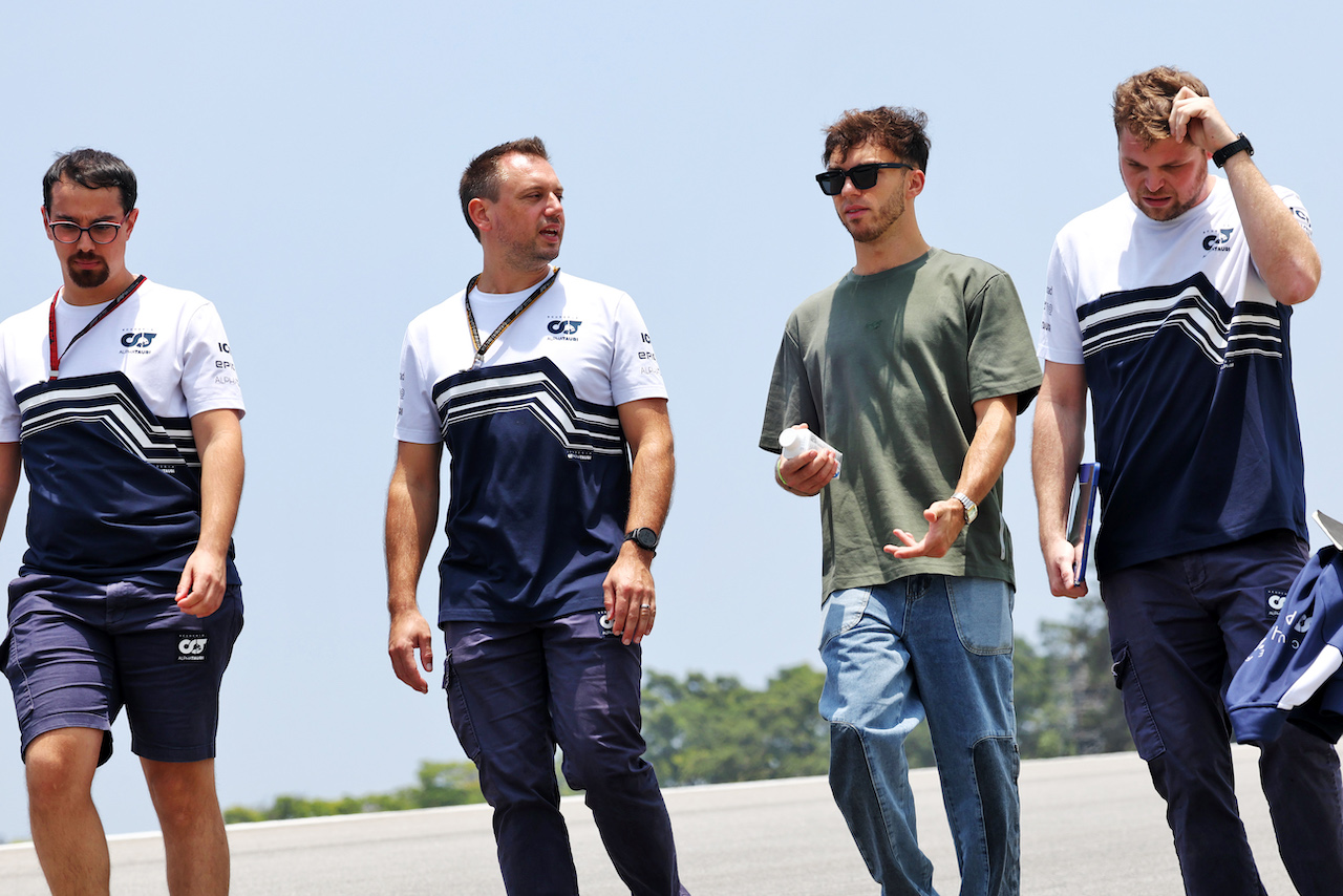 GP BRASILE, Pierre Gasly (FRA) AlphaTauri walks the circuit with the team.
10.11.2022. Formula 1 World Championship, Rd 21, Brazilian Grand Prix, Sao Paulo, Brazil, Preparation Day.
- www.xpbimages.com, EMail: requests@xpbimages.com © Copyright: Bearne / XPB Images