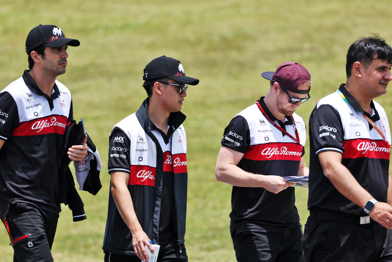 GP BRASILE, Guanyu Zhou (CHN) Alfa Romeo F1 Team walks the circuit with the team.
10.11.2022. Formula 1 World Championship, Rd 21, Brazilian Grand Prix, Sao Paulo, Brazil, Preparation Day.
- www.xpbimages.com, EMail: requests@xpbimages.com © Copyright: Bearne / XPB Images