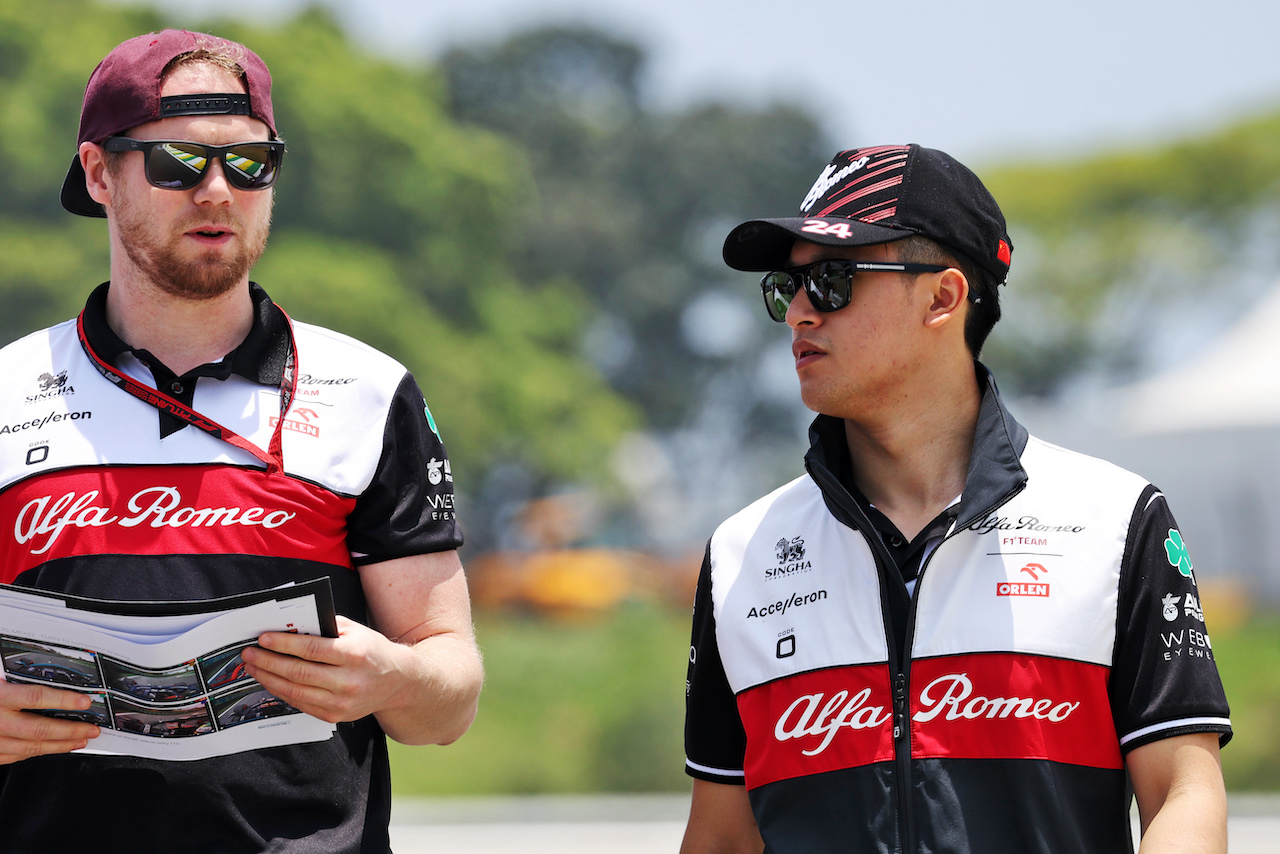 GP BRASILE, Guanyu Zhou (CHN) Alfa Romeo F1 Team walks the circuit with the team.
10.11.2022. Formula 1 World Championship, Rd 21, Brazilian Grand Prix, Sao Paulo, Brazil, Preparation Day.
- www.xpbimages.com, EMail: requests@xpbimages.com © Copyright: Bearne / XPB Images