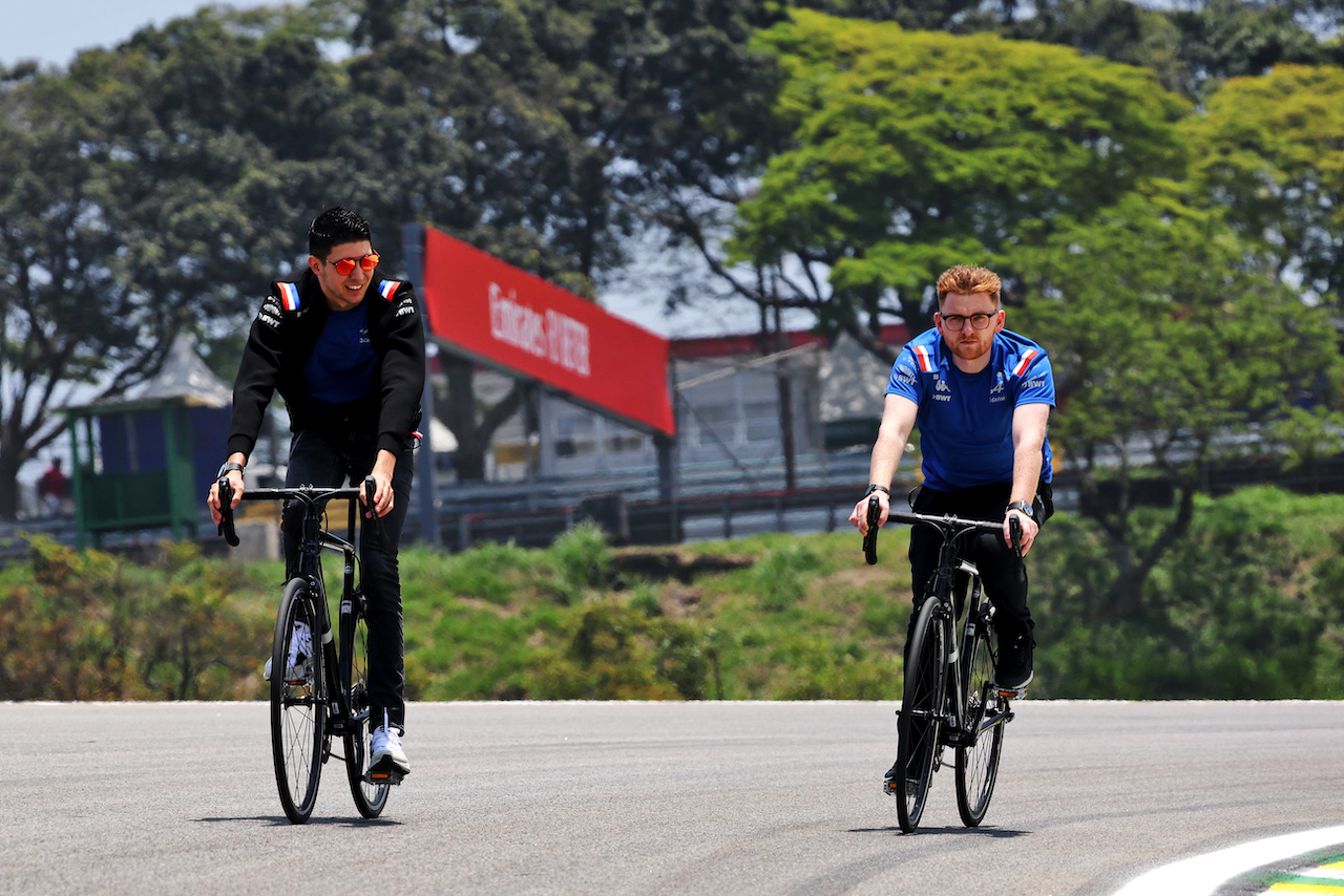 GP BRASILE, (L to R): Esteban Ocon (FRA) Alpine F1 Team rides the circuit with Josh Peckett (GBR) Alpine F1 Team Gara Engineer.
10.11.2022. Formula 1 World Championship, Rd 21, Brazilian Grand Prix, Sao Paulo, Brazil, Preparation Day.
- www.xpbimages.com, EMail: requests@xpbimages.com © Copyright: Bearne / XPB Images