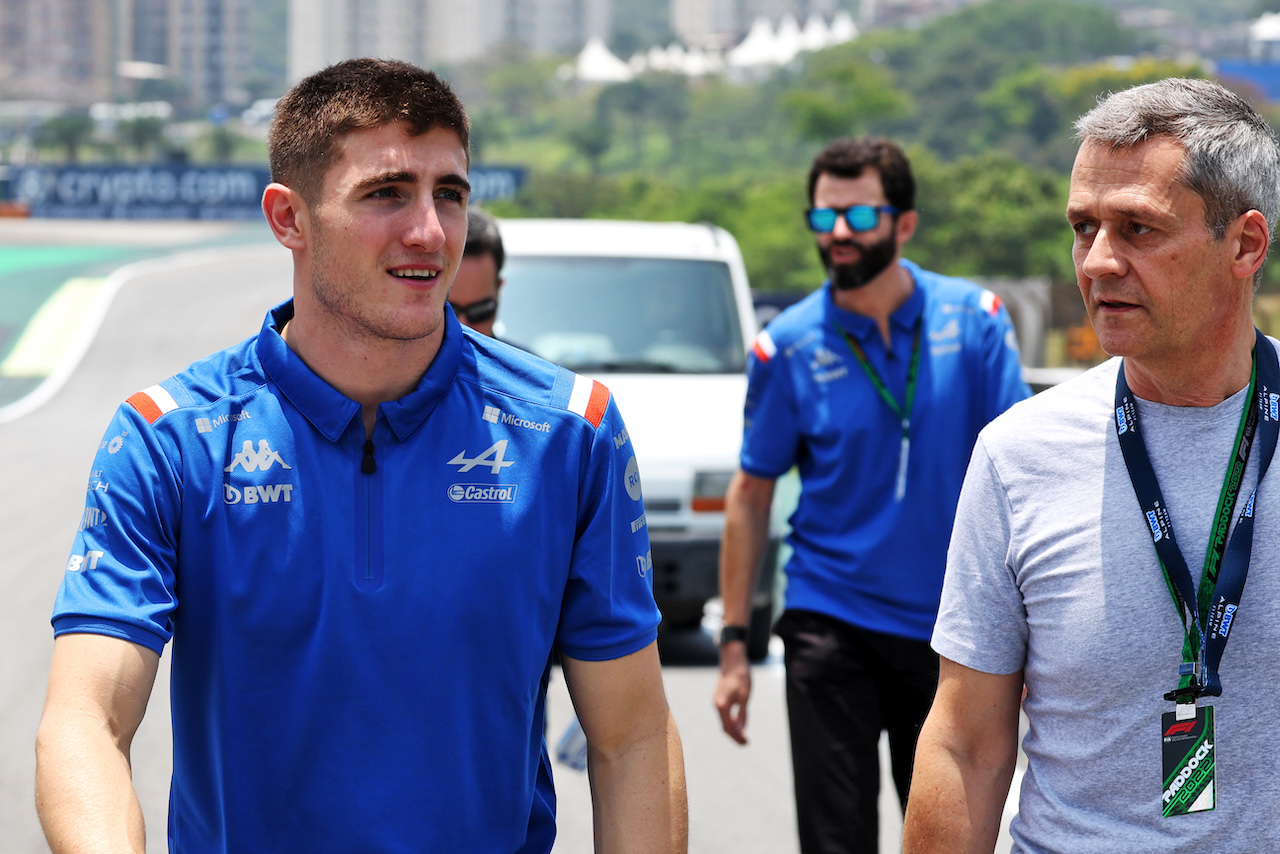 GP BRASILE, Jack Doohan (AUS) Alpine Academy Driver walks the circuit with the team.
10.11.2022. Formula 1 World Championship, Rd 21, Brazilian Grand Prix, Sao Paulo, Brazil, Preparation Day.
- www.xpbimages.com, EMail: requests@xpbimages.com © Copyright: Bearne / XPB Images