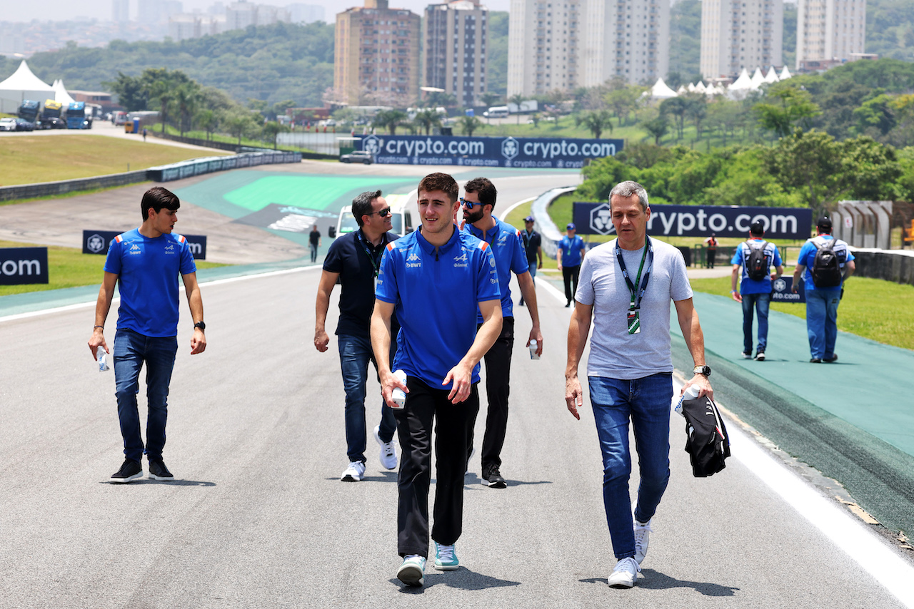 GP BRASILE, Jack Doohan (AUS) Alpine Academy Driver walks the circuit with the team.
10.11.2022. Formula 1 World Championship, Rd 21, Brazilian Grand Prix, Sao Paulo, Brazil, Preparation Day.
- www.xpbimages.com, EMail: requests@xpbimages.com © Copyright: Bearne / XPB Images