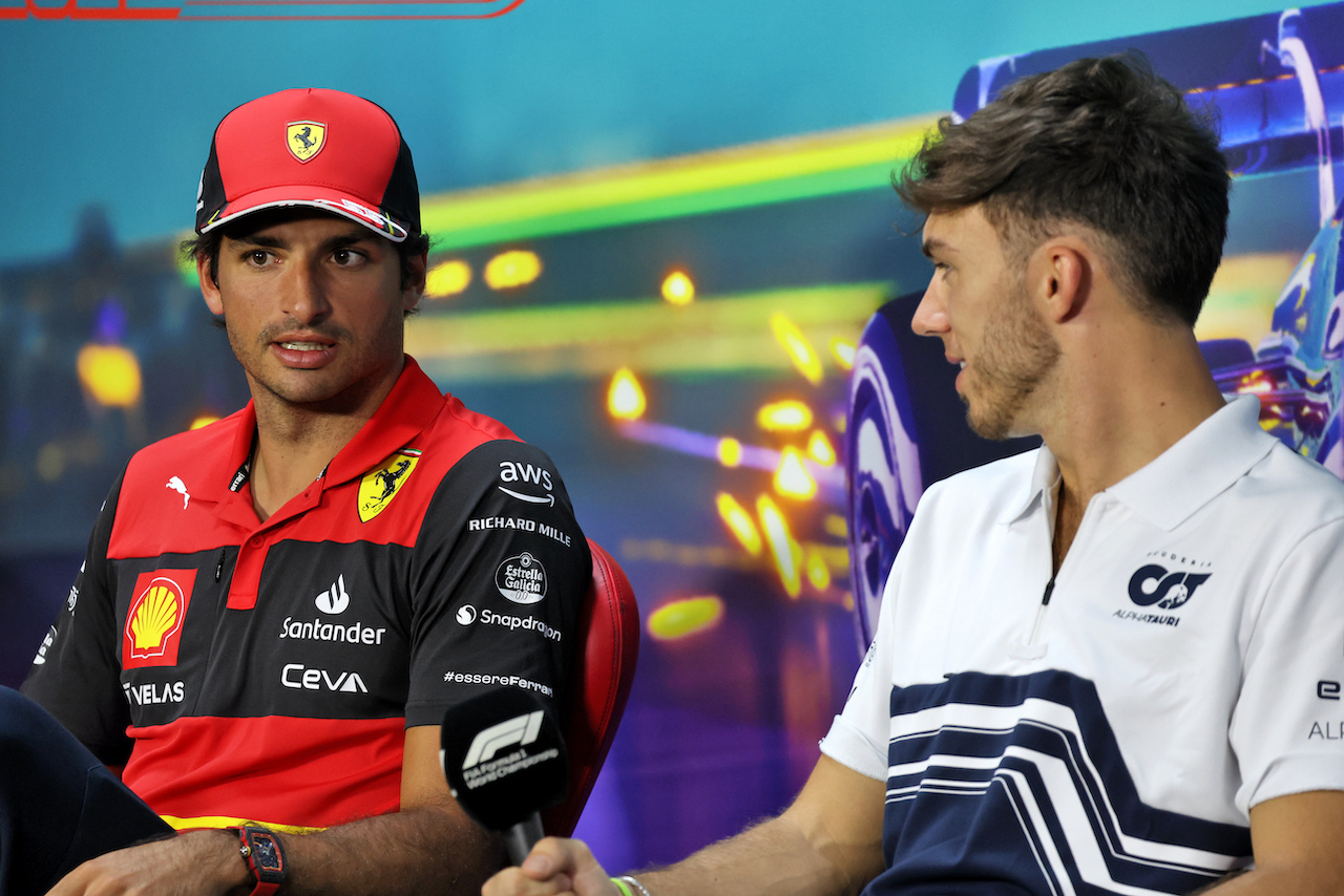 GP BRASILE, (L to R): Carlos Sainz Jr (ESP) Ferrari e Pierre Gasly (FRA) AlphaTauri in the FIA Press Conference.
10.11.2022. Formula 1 World Championship, Rd 21, Brazilian Grand Prix, Sao Paulo, Brazil, Preparation Day.
- www.xpbimages.com, EMail: requests@xpbimages.com © Copyright: Bearne / XPB Images