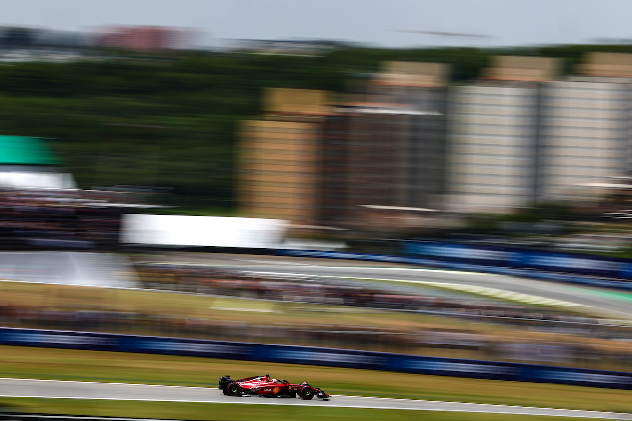 GP BRASILE, Carlos Sainz Jr (ESP), Ferrari 
12.11.2022. Formula 1 World Championship, Rd 21, Brazilian Grand Prix, Sao Paulo, Brazil, Sprint Day.
- www.xpbimages.com, EMail: requests@xpbimages.com ¬© Copyright: Charniaux / XPB Images