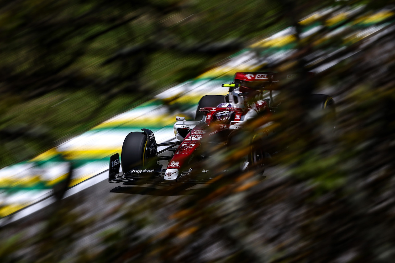 GP BRASILE, Guanyu Zhou (CHI), Alfa Romeo Racing 
12.11.2022. Formula 1 World Championship, Rd 21, Brazilian Grand Prix, Sao Paulo, Brazil, Sprint Day.
- www.xpbimages.com, EMail: requests@xpbimages.com ¬© Copyright: Charniaux / XPB Images