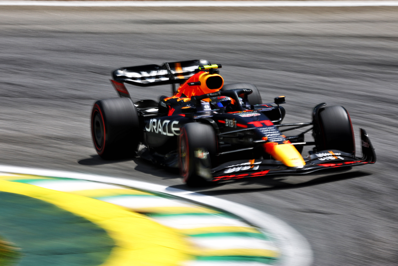 GP BRASILE, Sergio Perez (MEX) Red Bull Racing RB18.
12.11.2022. Formula 1 World Championship, Rd 21, Brazilian Grand Prix, Sao Paulo, Brazil, Sprint Day.
 - www.xpbimages.com, EMail: requests@xpbimages.com © Copyright: Coates / XPB Images