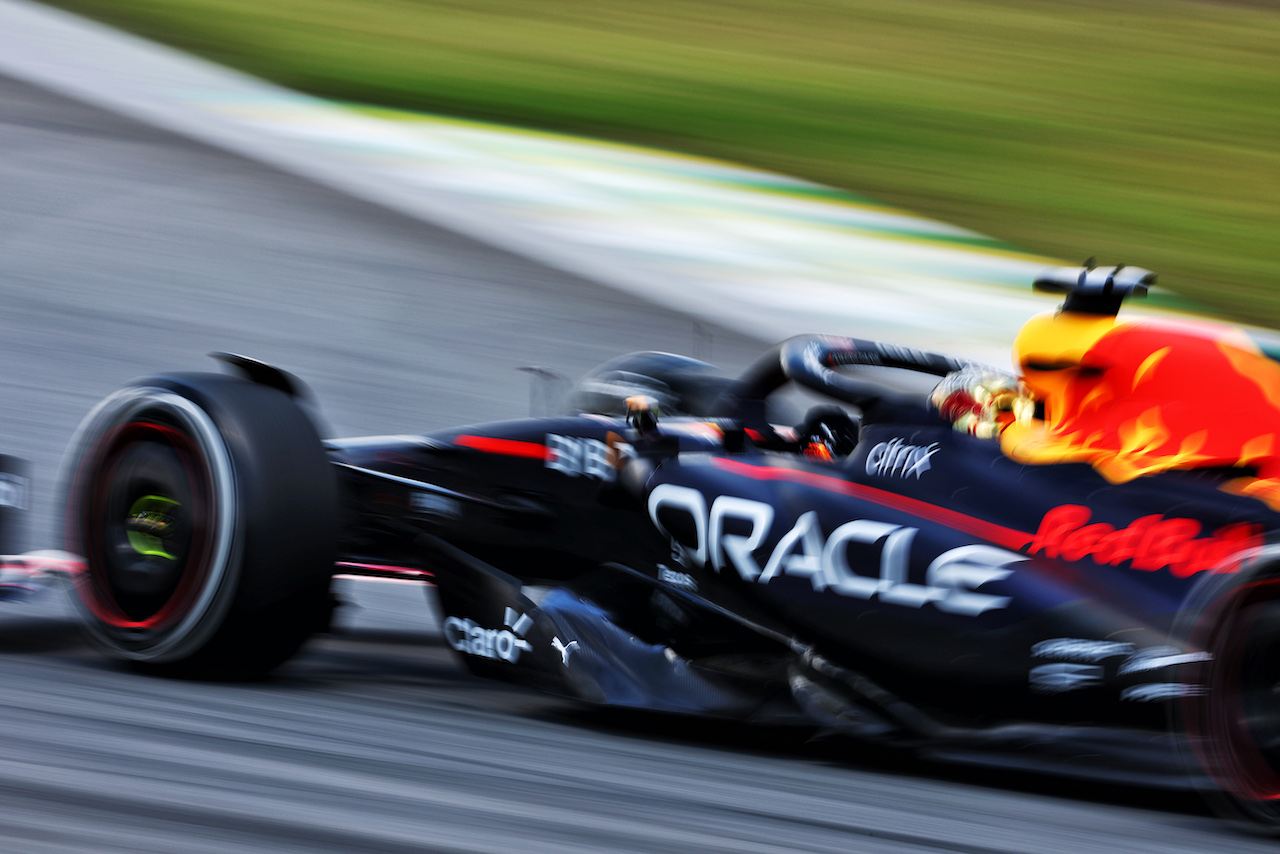 GP BRASILE, Max Verstappen (NLD) Red Bull Racing RB18.
12.11.2022. Formula 1 World Championship, Rd 21, Brazilian Grand Prix, Sao Paulo, Brazil, Sprint Day.
 - www.xpbimages.com, EMail: requests@xpbimages.com © Copyright: Coates / XPB Images